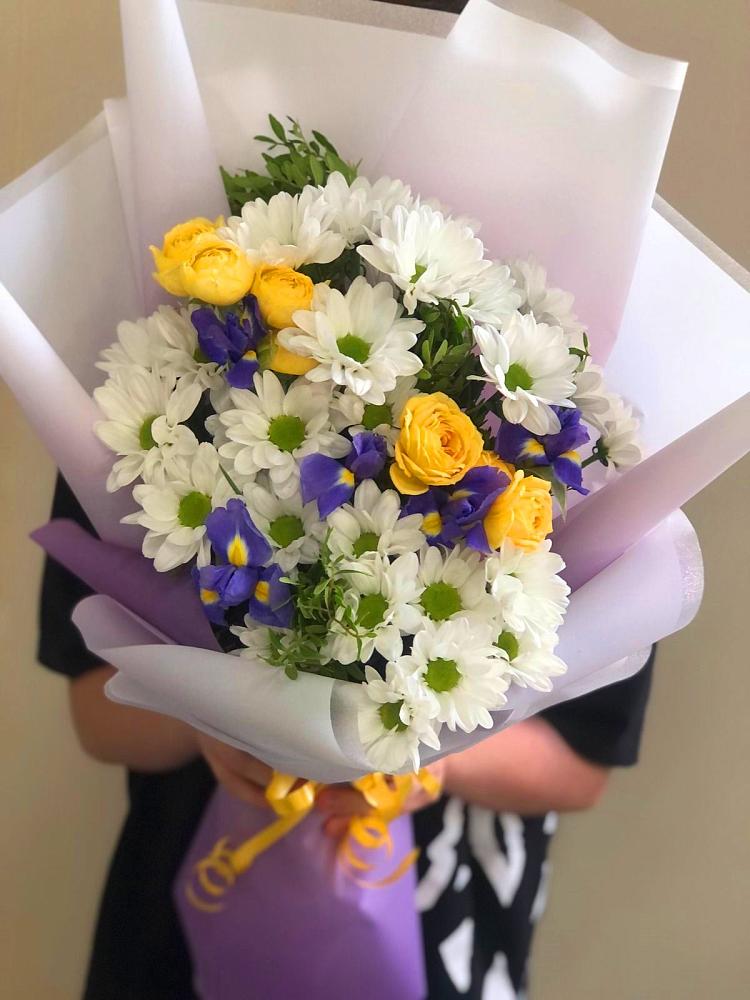 Букет цветов из: Ирисы, Хризантемы и Розы в Котельниче