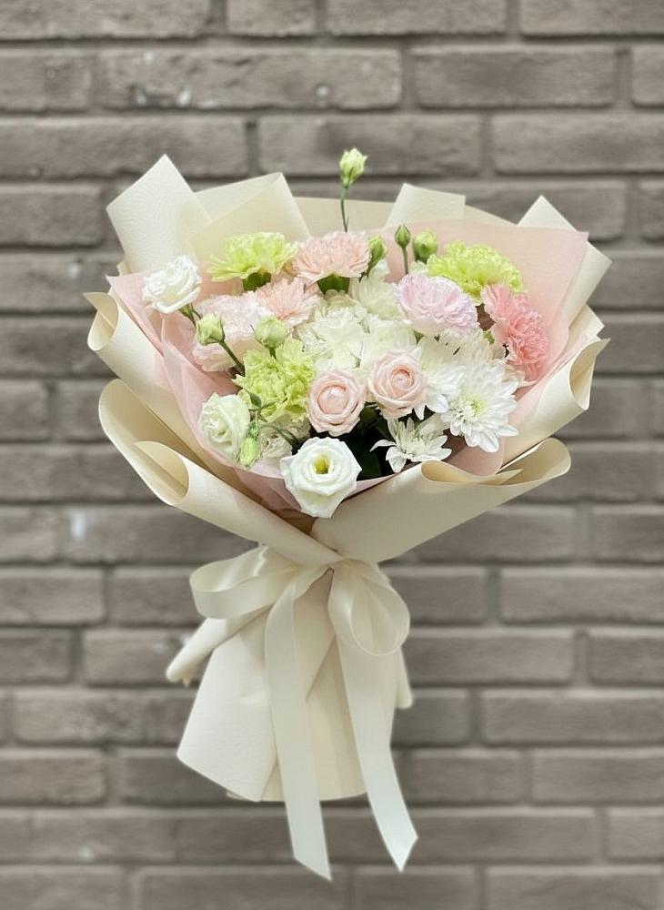 Букет цветов из: Гвоздики, Розы, Лизиантусы и Хризантемы в Котельниче