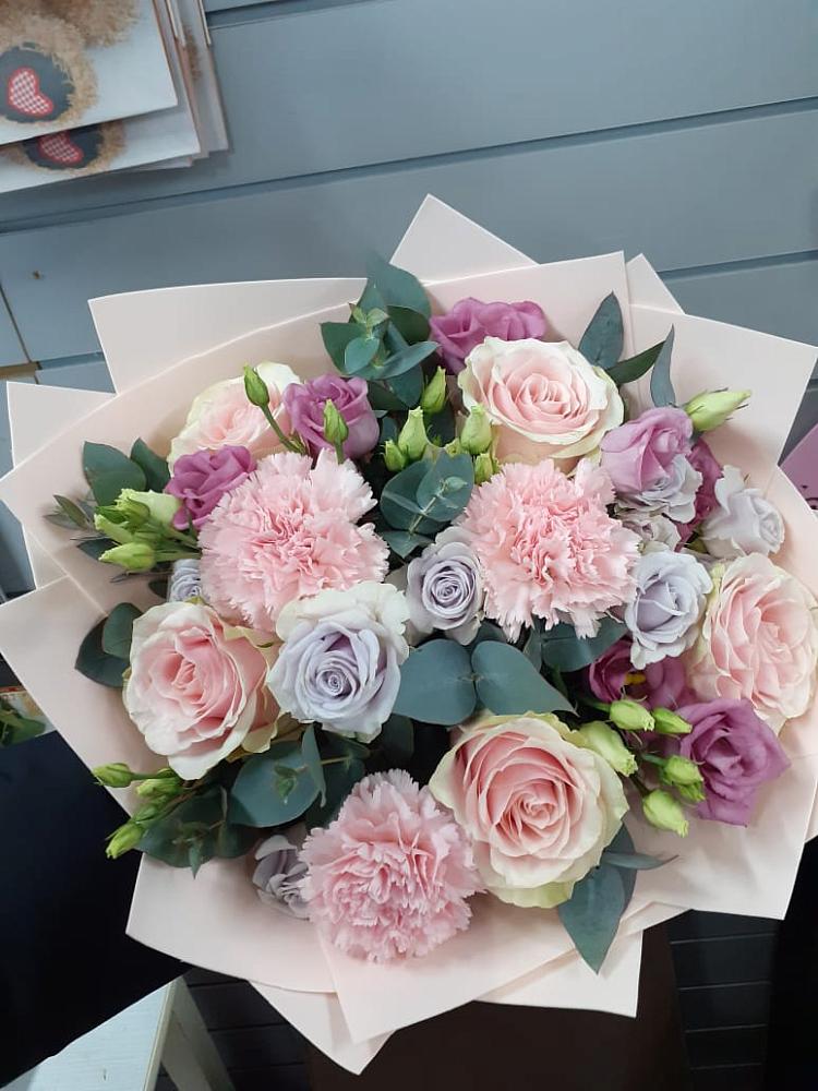 Букет цветов из: Розы, Гвоздики и Лизиантусы в Котельниче